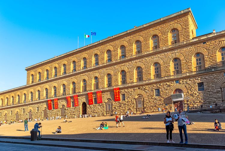 La imponente fachada del Palacio Pitti
