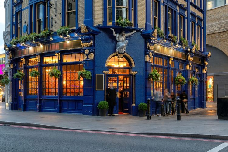 La façade d'un pub typiquement londonien.