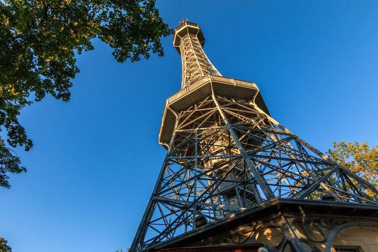 Vue d'en-bas, la tour semble gigantesque et ressemble à la tour Eiffel