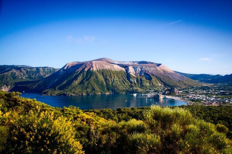 Paysage volcanique sur l'archipel des îles éoliennes.