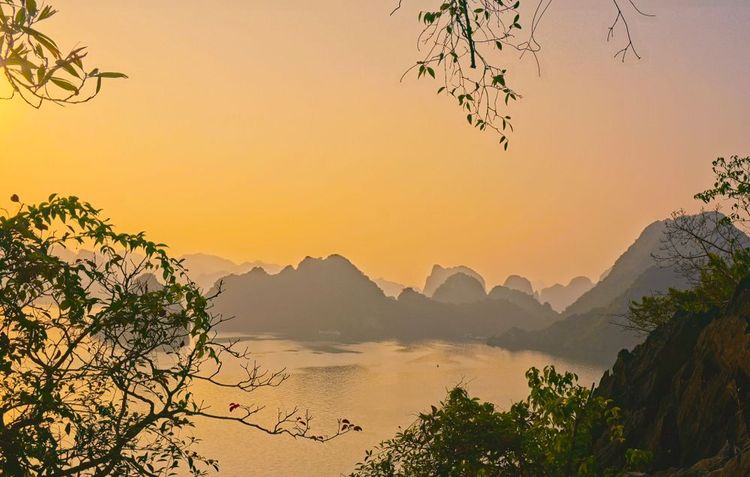 La baie d'Along au coucher du soleil, Vietnam