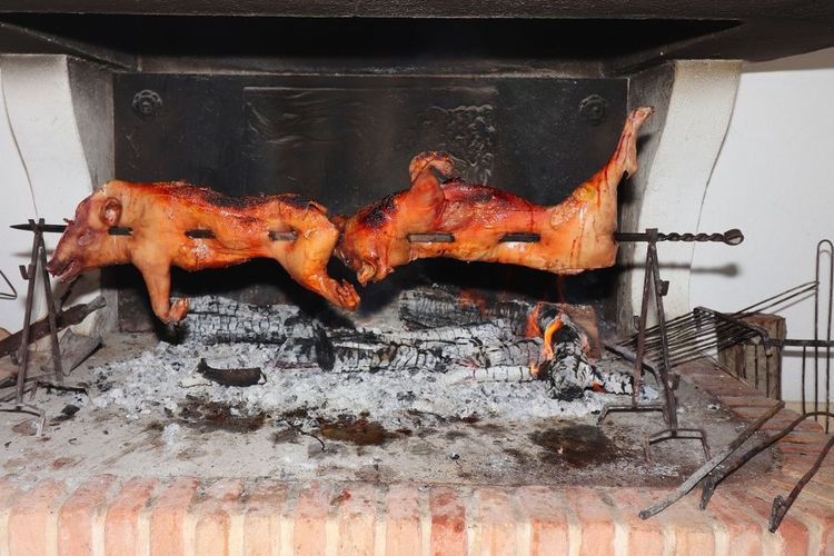 Le "porceddu" sur sa broche