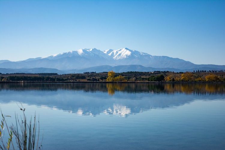 Le lac de Villeneuve-de-la-Raho, au pied des Pyrénées et du Canigou