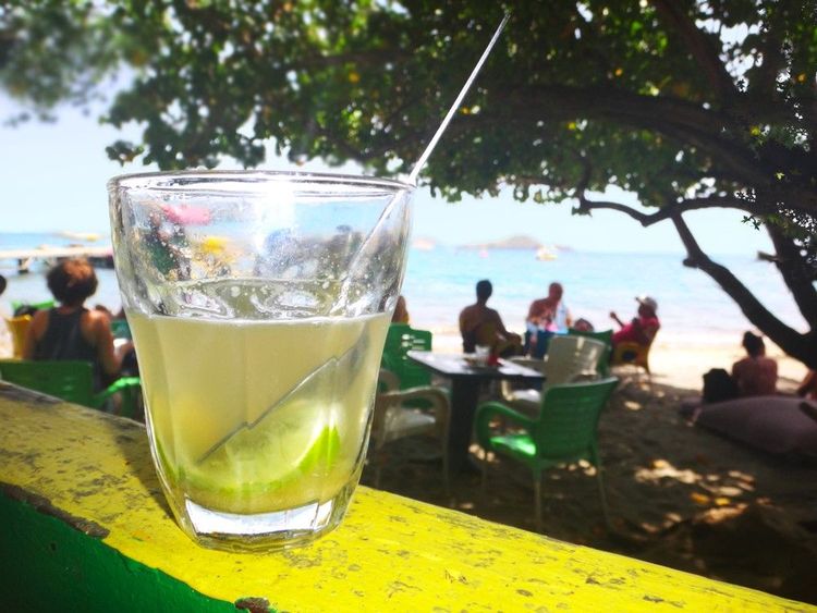 Ti Punch servi sur la plage, en Martinique