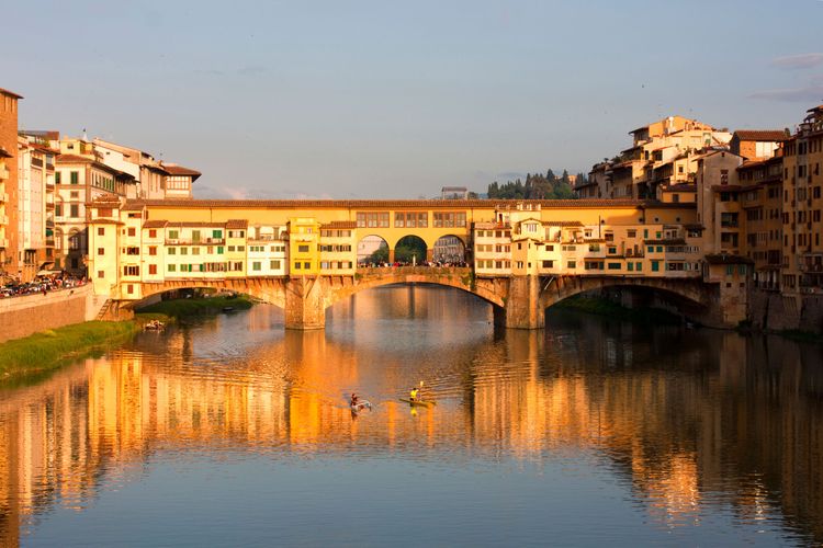 Die Ponte Vecchio über den Fluss Arno
