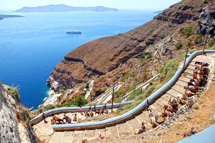 Descent to the port of Fira