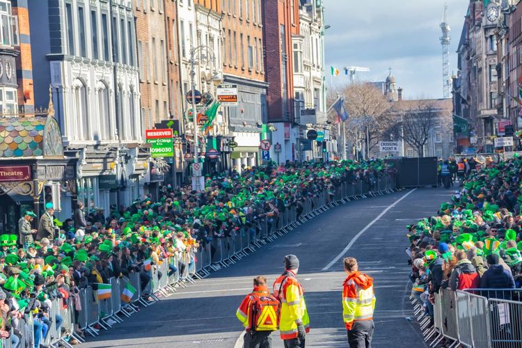Le strade di Dublino pronte per la parata di San Patrizio.