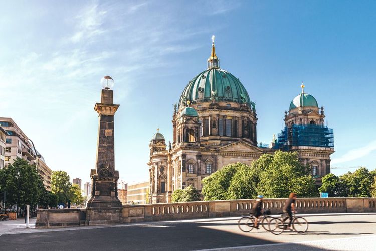 Cyclistes devant la Cathédrale de Berlin