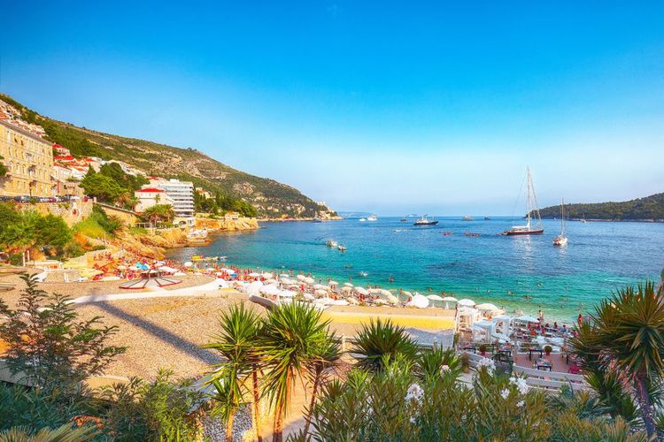 Banje Beach est tournée vers la baie