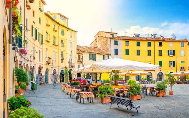 Place à Rome avec terrasse de restaurant