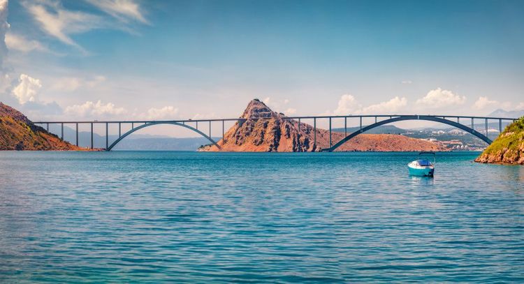 Le pont qui relie l'île de Krk à la partie continentale de la Croatie.