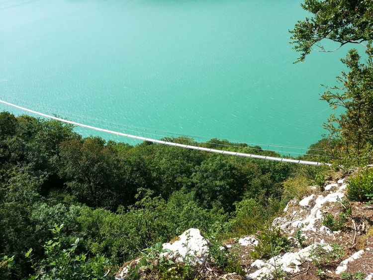 Pont suspendu au-dessus du lac de Vouglans.