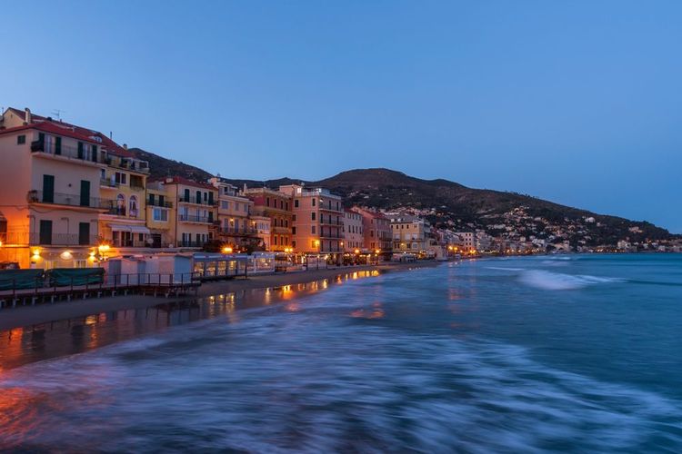 Ville d'Alassio à la tombée de la nuit, Riviera italienne. Ligurie, Italie