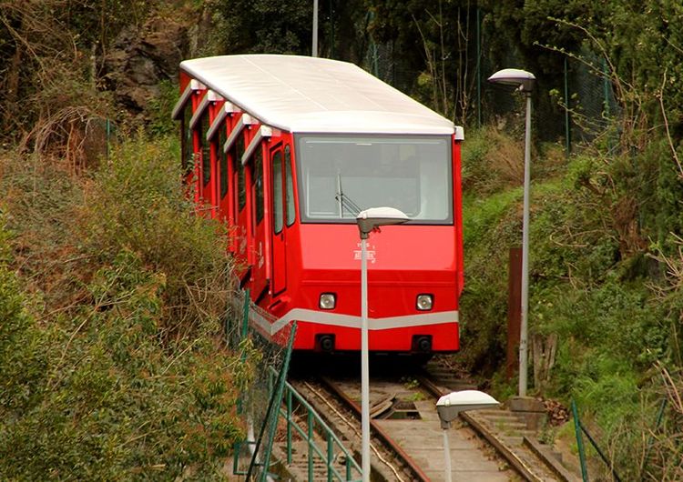Le funiculaire ressemble à une voiture de métro