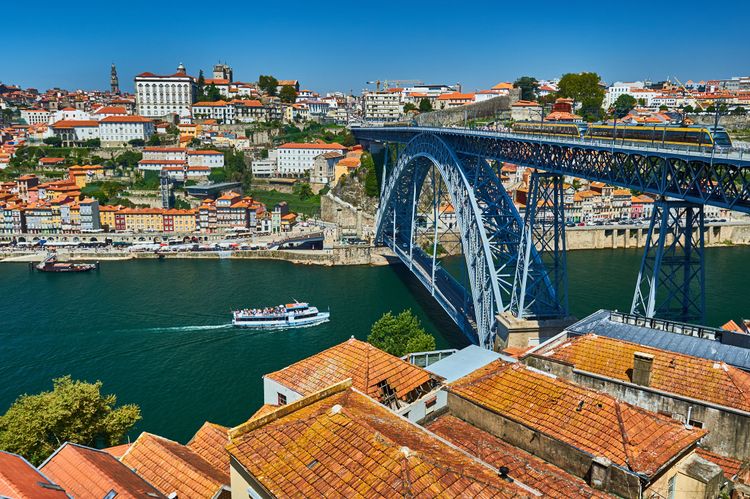 A cruise on the Douro, Porto by the river