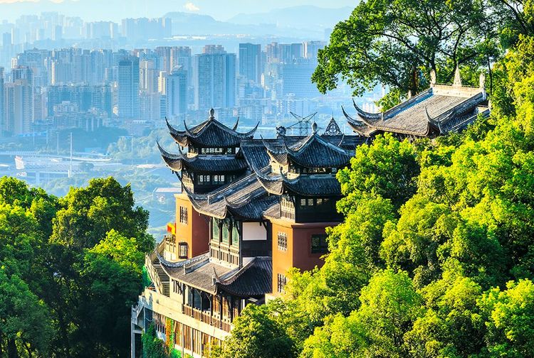 Les vieux temples sur la montagne surplombent les buildings pourtant géants