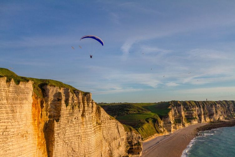 Des parachutes au dessus des falaises d'Etretat, Normandie, France