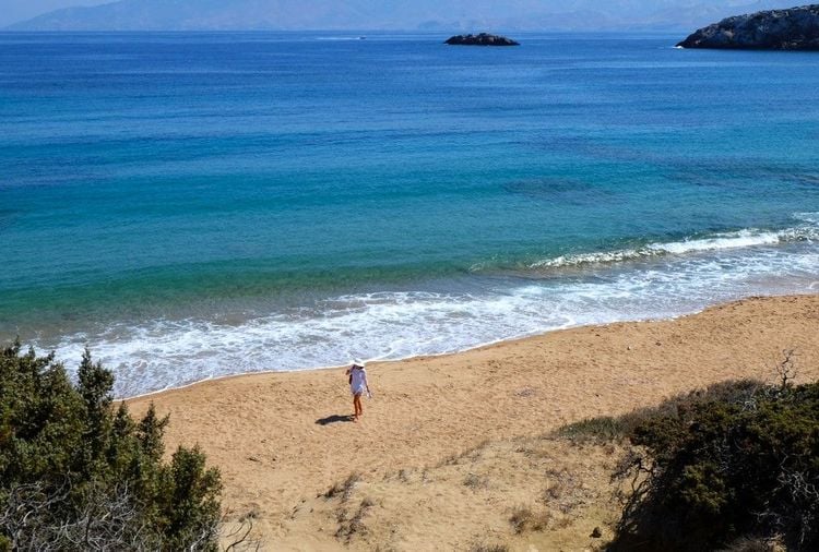 Promenade esseulée sur la plage de Tripiti