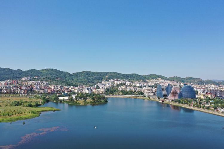 Le grand lac s'impose au cœur du Grand Parc