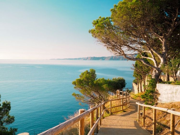 Sentier côtier à Colera, sur la Costa Brava