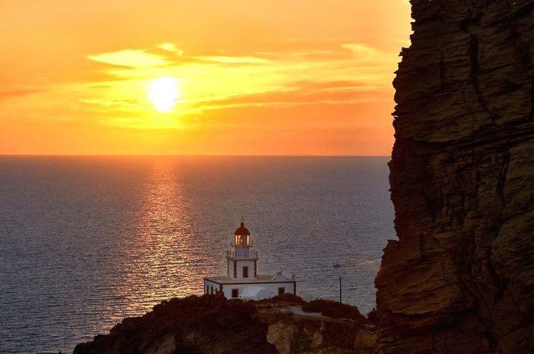 Le phare d’Akrotiri, un autre point de vue pour contempler le soir et l'astre couchant
