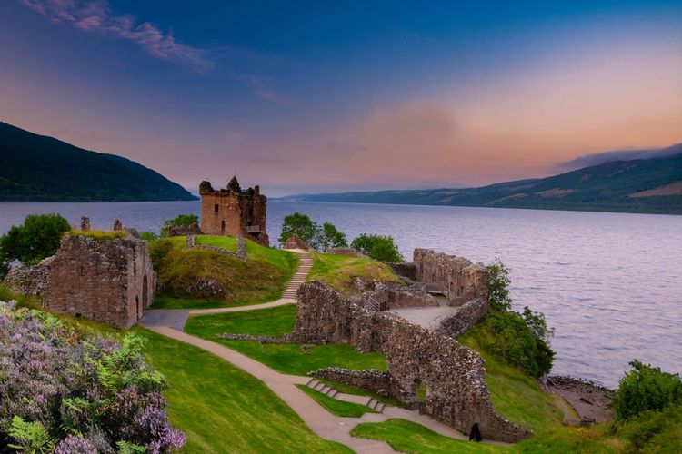 Il castello di Urquhart all'alba su Loch Ness