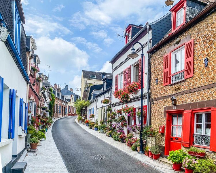 Saint-Valery, a medieval town on the Bay of the Somme