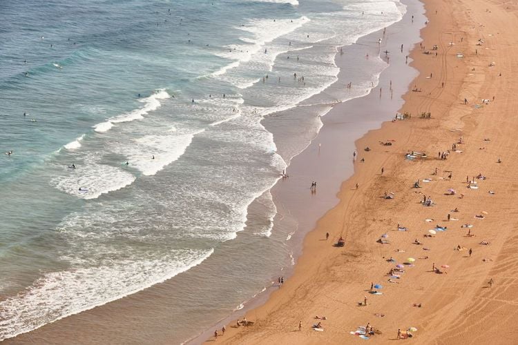 La plage de Sopelana et ses baigneurs