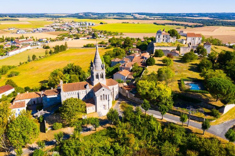 Vue du village et de l'église de Villebois-Lavalette en Charente