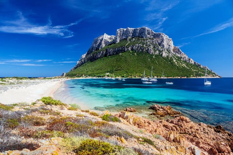 La belle plage qui devance l'île