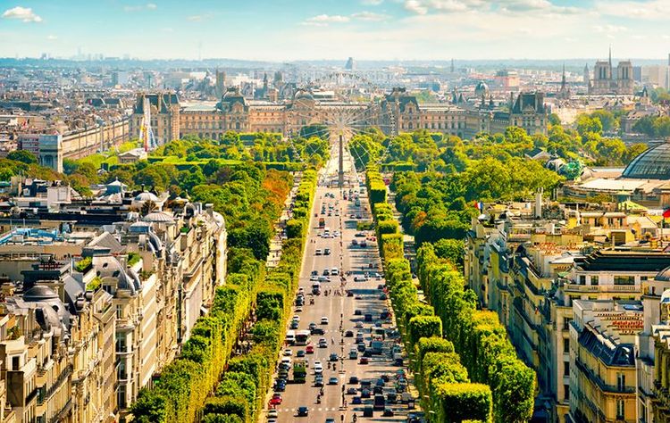 Les Champs-Elysées arrivant sur la place de la Concorde