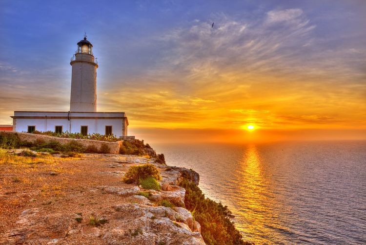 Coucher de soleil sur les Baléares et le phare de la Mola