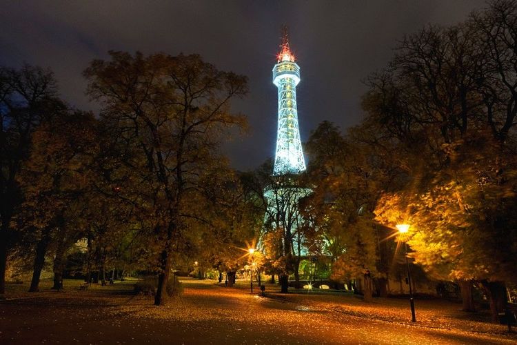 La nuit, la tour s'illumine de haut en bas