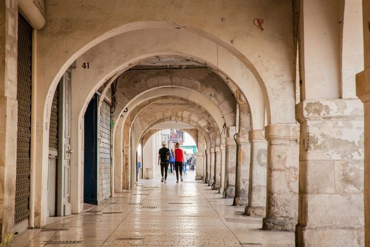 Les arcades dans la vieille ville de La Rochelle