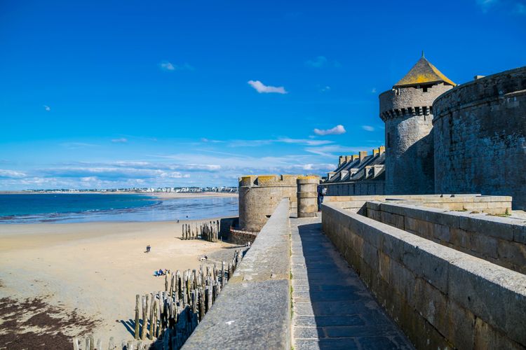 Les constructions médiévales de Saint-Malo : la tour Solidor et le Château