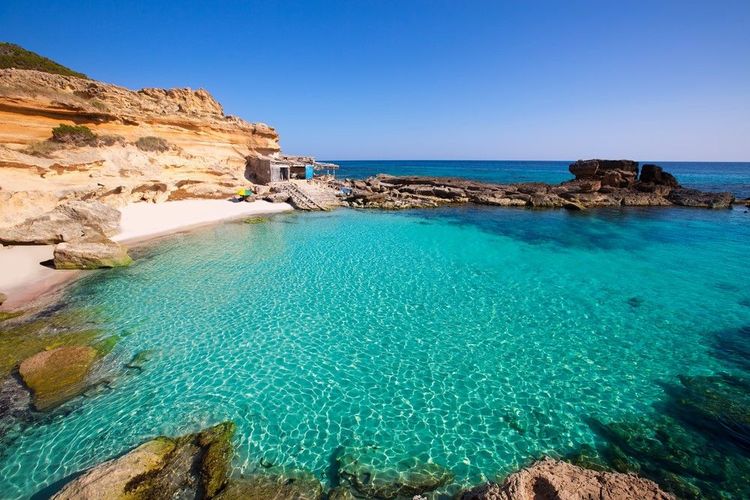 La jolie crique et la plage de Caló des Mort