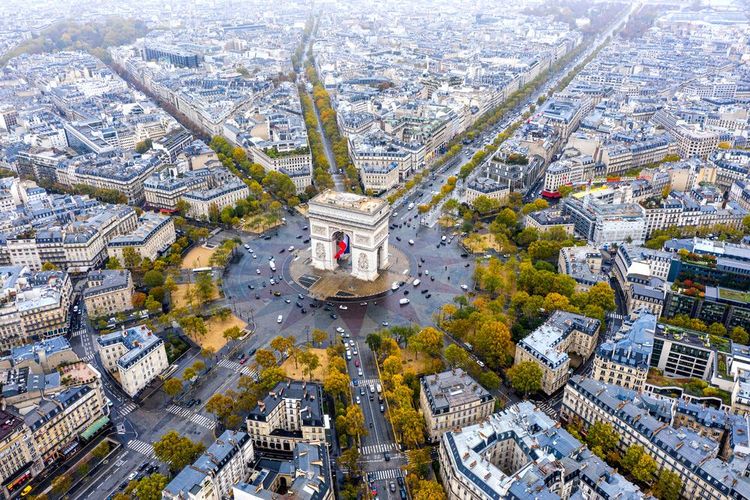 L'Arc de Triomphe, au centre de l'Etoile