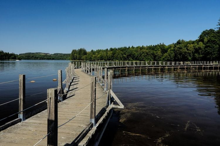 Promenade en bois sur le lac de Settons. Parc naturel du Morvan, France.