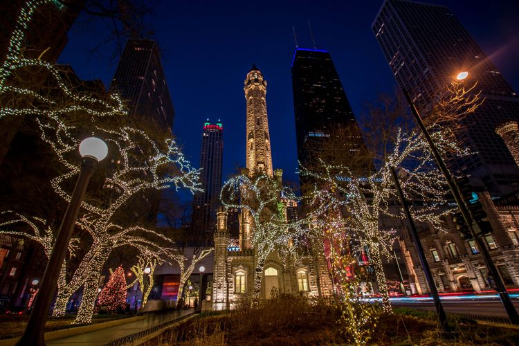 Chicagoer Straßen und Gebäude zu Weihnachten