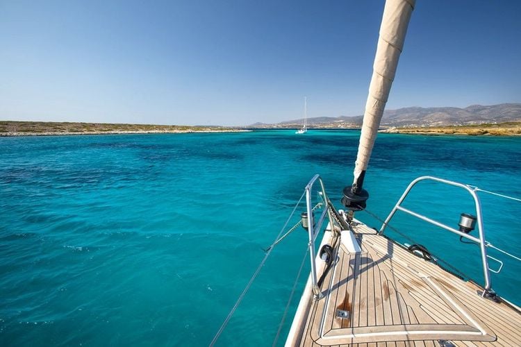 Les îlots inhabités de Glaropounta et Tigani au sud d'Aliki au large de la côte sud de l'île grecque de Paros