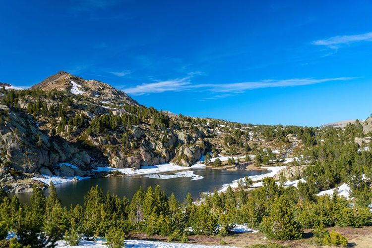 Le lac de Matemal, encore partiellement enneigé