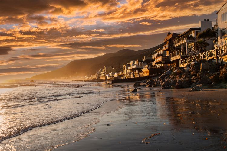 Puesta de sol en la playa de Malibú, California