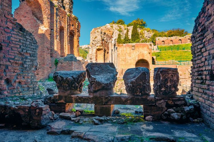 Les ruines dans la cavéa