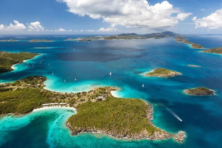 Caneel Bay sur l'île de St. John avec St. Thomas au loin dans les îles Vierges américaines