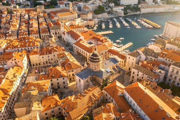 Vue aérienne sur Dubrovnik et en particuliuer le palais Sponza