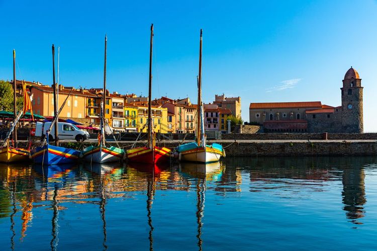 Il pittoresco porticciolo di Collioure con la chiesa di Notre-Dame des Anges sullo sfondo