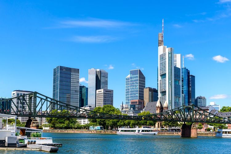 Frankfurt am Main: Zwischen Tradition und Moderne – Die Kulturelle Bedeutung von Eiserne Steg und Main Tower