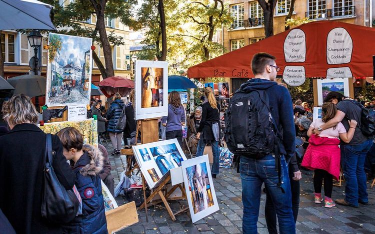 De nombreux touristes se promènent place du Tertre.