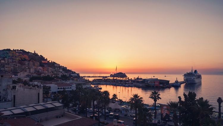 Le coucher de soleil sur la mer Egée, depuis Kusadasi.