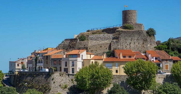  Le alture di Laroque-des-Albères, un villaggio sul fianco di una montagna